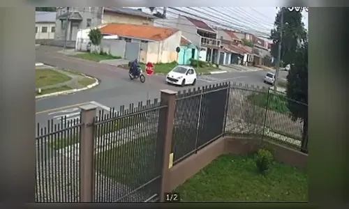 Câmera flagra grave acidente entre carro e motocicleta no PR