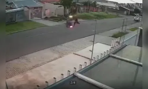 Câmera flagra homem caindo após tentar empinar moto