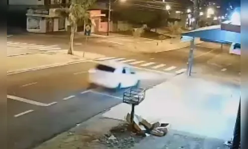 Câmera flagra motorista derrubando poste e fugindo; vídeo