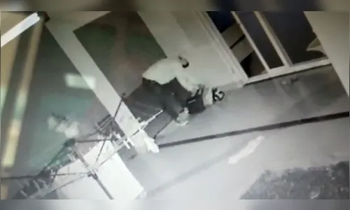 Câmera flagra quadrilha furtando residência no Vale do Ivaí