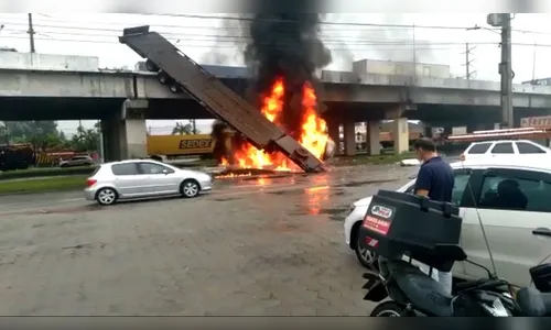 Caminhão cai de viaduto na BR-101 e pega fogo; vídeo