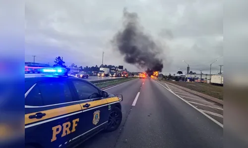 Caminhão-cegonha pega fogo na BR-116 nesta manhã