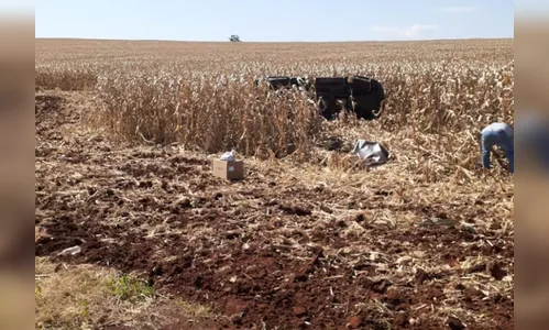 Caminhonete capota ao tentar desviar de moto e carro