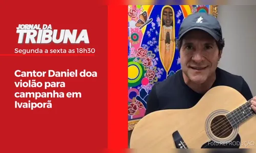 Cantor Daniel doa violão para campanha em Ivaiporã
