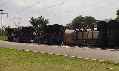 Carreta carregada com diesel tomba no contorno em Maringá