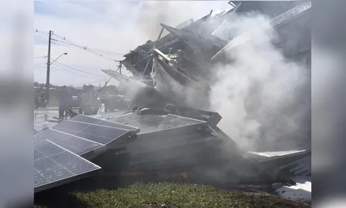 Carreta carregada com placas solares pega fogo no PR; vídeo