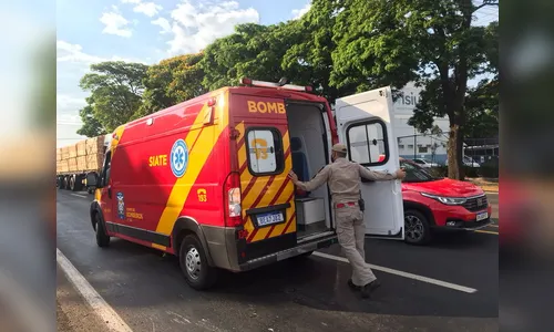 Carro bate em moto e foge sem prestar socorro a idosos