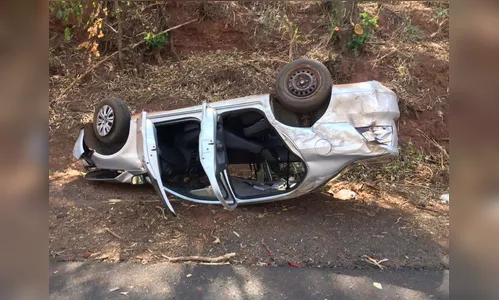 Carro capota e quatro pessoas ficam feridas no Paraná
