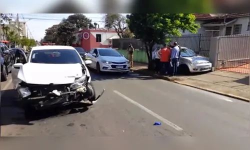 Carro invade calçada após colisão no centro de Arapongas