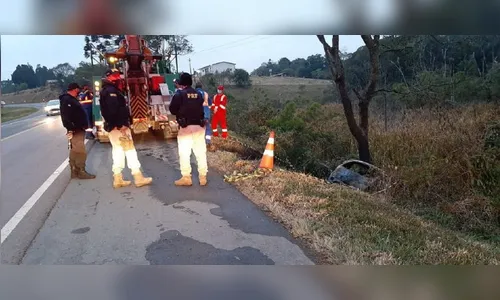 Carro pega fogo em rodovia do PR e mulher não consegue sair