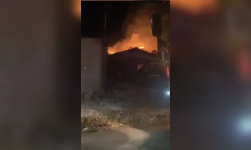Casa abandonada pega fogo no Jardim América; Vídeo