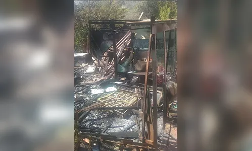 Casa de madeira fica destruída após incêndio