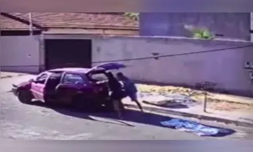 Casal é flagrado abandonando cadáver na rua; vídeo