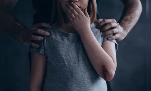 Casal vende a filha por três garrafas de cerveja