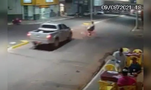 Ciclista é atropelado 2 vezes em menos de 2 minutos; assista