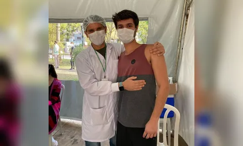 Cirurgião que perdeu o pai para a Covid vacina o filho; veja