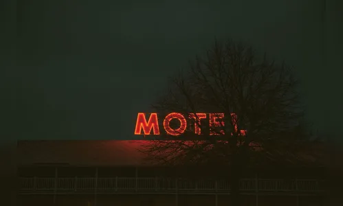 Cliente de motel de Apucarana sai correndo de roupa íntima