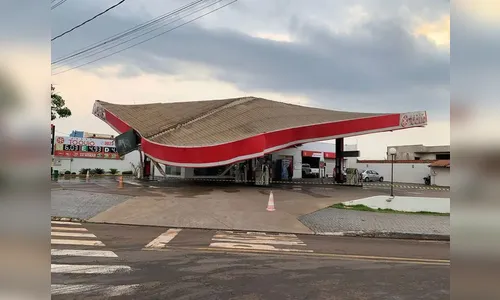Cobertura de posto é derrubada com temporal em Maringá
