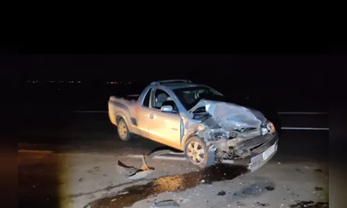 Colisão entre treminhão e utilitário deixa motorista ferido