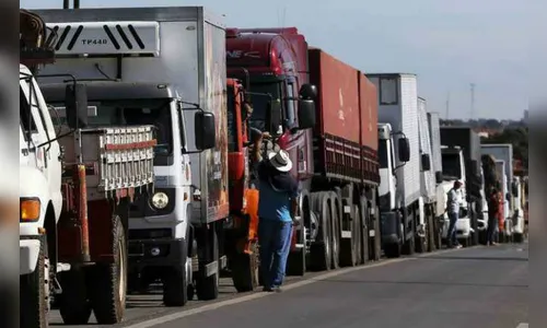 Com alta do diesel, caminhoneiros cogitam greve