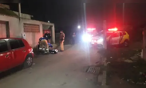 Com ciúmes mulher ataca namorado com faca durante festa