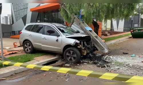 Condutor com sinais de embriaguez bate em poste