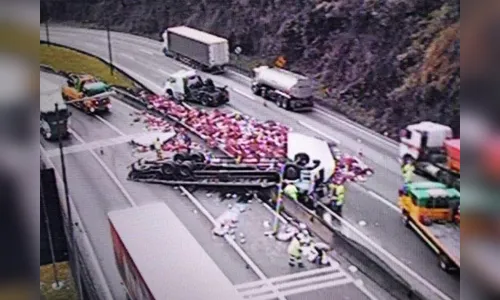 Condutor morre após tombar caminhão na BR-376 nesta terça