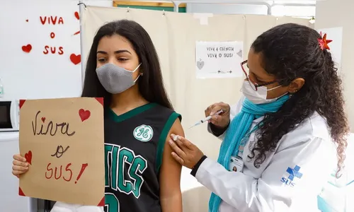 Covid: Mais de 1 milhão de adolescentes já foram vacinados