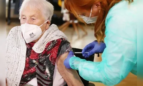 Covid: enfermeira vacina 8,6 mil idosos com solução salina