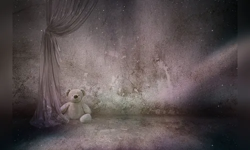 Criança leva socos da própria mãe bêbada e foge de casa