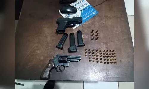 Dois homens são presos por porte ilegal de armas