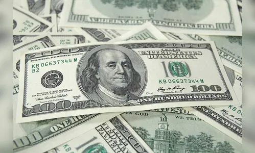 Dólar sobe para R$ 5,30 e bolsa cai 2,71% após manifestações