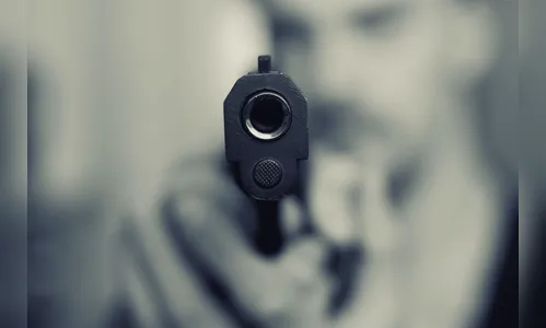 Dono de sorveteria é rendido por assaltantes armados