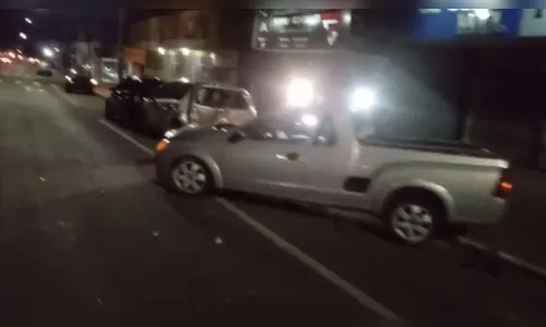 Durante racha, motoristas atingem 5 carros estacionados