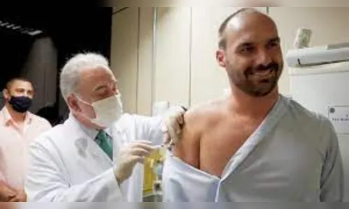 Eduardo Bolsonaro é vacinado contra covid por Queiroga