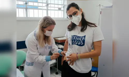 Em Joinville, vacina contra a Covid-19 é aplicada no bumbum