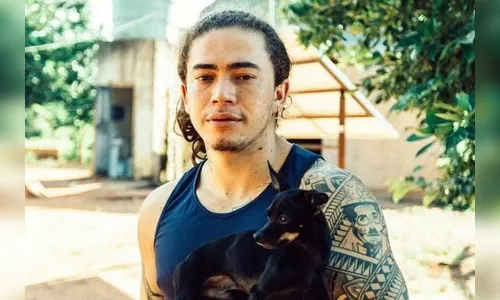 Em live, Whindersson fica calado, chora e liga para amigo