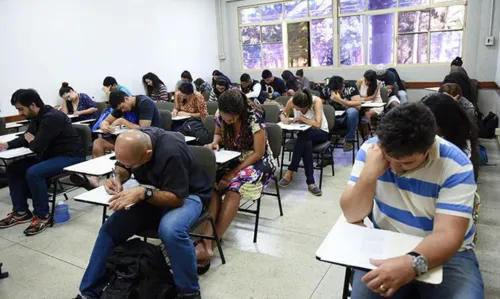 Encceja: 1,6 milhão de estudantes fazem prova neste domingo