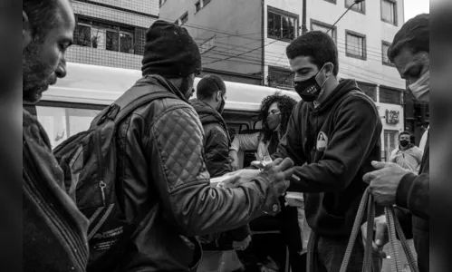Enzo Celulari distribui comida para moradores de rua