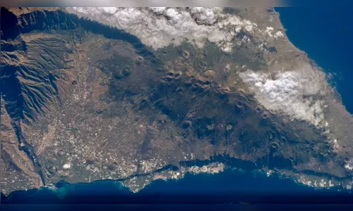 Erupção de vulcão gera alerta de tsunami no Brasil; entenda