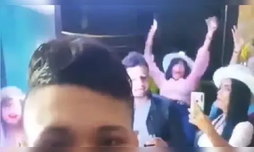 Fã cai da janela durante apresentação de cantor; vídeo