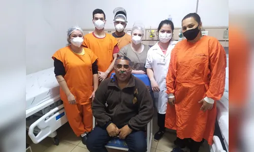 Foto de neto ajuda na recuperação de paciente com Covid