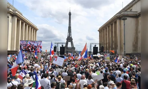 Franceses protestam contra a lei do passaporte sanitário