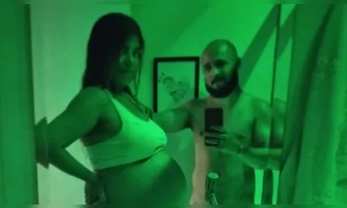 Grávida, ex-Bruna Surfistinha posa nua ao lado do noivo