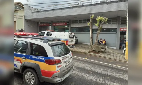 Homem agride ex-namorada e é esfaqueado pela mãe dela