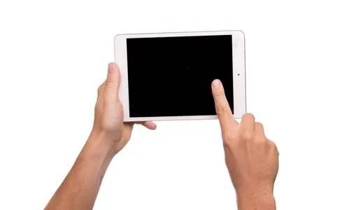 Homem bate na sobrinha de 6 anos com tablet e é preso