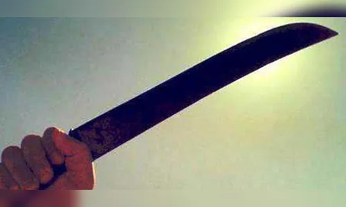 Homem é preso após ameaças com facão em via pública