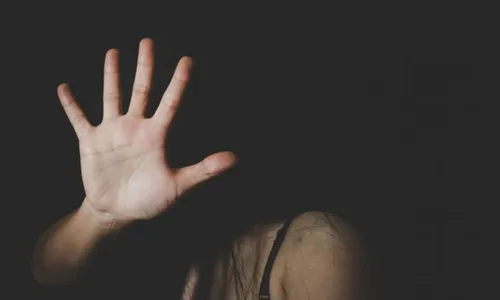 Homem é preso depois de dar socos, tapas e chutes na mulher