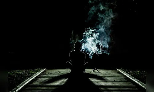 Homem invade reunião de amigos, agarra mulher e foge