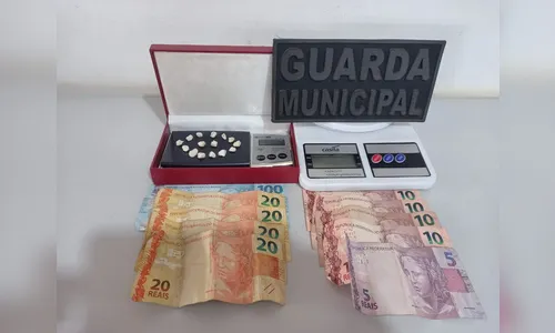 Homem joga drogas em vaso sanitário para fugir de flagrante